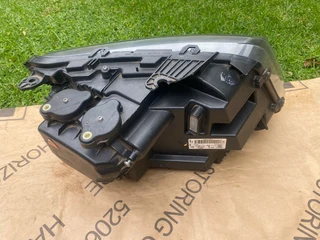 2021 VW AMAROK XENON HEADLIGHT LEFT SIDE FOR SALE. IN EXCELLENT CONDITION