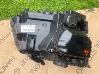 2021 VW AMAROK XENON HEADLIGHT LEFT SIDE FOR SALE. IN EXCELLENT CONDITION