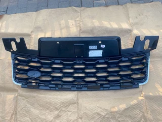 2020 RANGE ROVER SPORT RADIATOR GRILLE FOR SALE. IN PRISTINE CONDITION