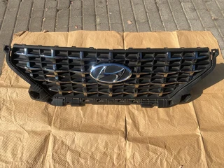 2024 HYUNDAI VENUE RADIATOR GRILLE FOR SALE. IN PRISTINE CONDITION