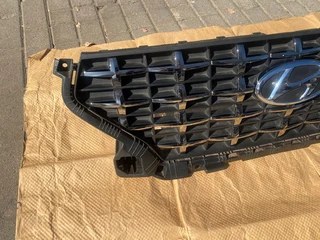 2024 HYUNDAI VENUE RADIATOR GRILLE FOR SALE. IN PRISTINE CONDITION