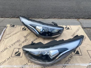 2014 HYUNDAI IX35 LED HEADLIGHTS FOR SALE. IN PRISTINE CONDITION