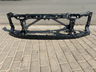2017 Land Rover Discovery 4 Radiator Cradle For Sale. In Pristine Condition