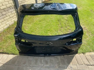 2024 TOYOTA COROLLA CROSS TAILGATE SHELL FOR SALE. IN EXCELLENT CONDITION