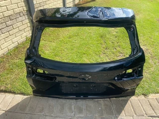 2024 TOYOTA COROLLA CROSS TAILGATE SHELL FOR SALE. IN EXCELLENT CONDITION