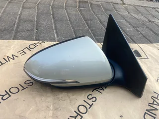 2019 HYUNDAI ELANTRA ELECTRONIC AUTO-FOLD DOOR MIRROR RIGHT SIDE FOR SALE. IN PRISTINE CONDITION