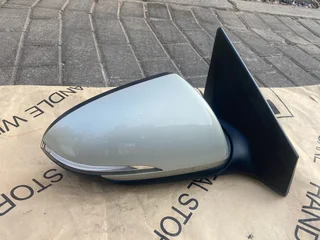 2019 HYUNDAI ELANTRA ELECTRONIC AUTO-FOLD DOOR MIRROR RIGHT SIDE FOR SALE. IN PRISTINE CONDITION