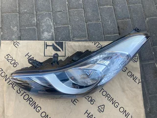 2015 HYUNDAI ELANTRA HEADLIGHT LEFT SIDE FOR SALE. OEM IN PRISTINE CONDITION