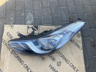 2015 HYUNDAI ELANTRA HEADLIGHT LEFT SIDE FOR SALE. OEM IN PRISTINE CONDITION