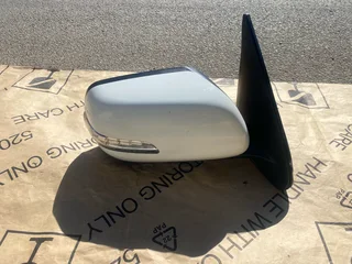 2013 SUZUKI VITARA ELECTRONIC DOOR MIRROR RIGHT SIDE FOR SALE. IN PRISTINE CONDITION