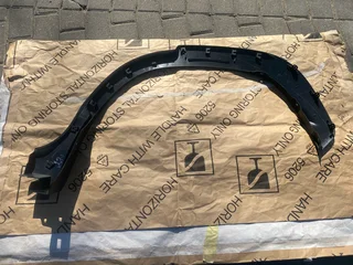 2025 TOYOTA COROLLA CROSS RIGHT REAR FENDER ARCH MOULDING FOR SALE. IN PRISTINE CONDITION