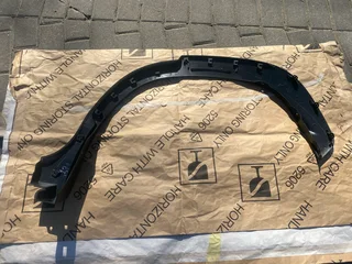 2025 TOYOTA COROLLA CROSS RIGHT REAR FENDER ARCH MOULDING FOR SALE. IN PRISTINE CONDITION