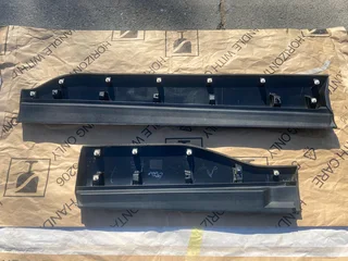 2025 TOYOTA COROLLA CROSS RIGHT FRONT AND REAR DOORS ARCH MOULDINGS FOR SALE. IN PRISTINE CONDITION