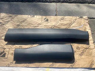 2025 TOYOTA COROLLA CROSS RIGHT FRONT AND REAR DOORS ARCH MOULDINGS FOR SALE. IN PRISTINE CONDITION