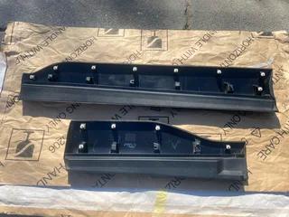 2025 TOYOTA COROLLA CROSS RIGHT FRONT AND REAR DOORS ARCH MOULDINGS FOR SALE. IN PRISTINE CONDITION