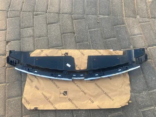 2013 CHEVROLET CRUZE UPPER RADIATOR GRILLE FOR SALE. IN PRISTINE CONDITION