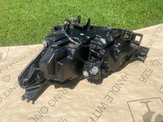 2019 MAZDA 2 XENON HEADLIGHT RIGHT SIDE FOR SALE. IN EXCELLENT CONDITION