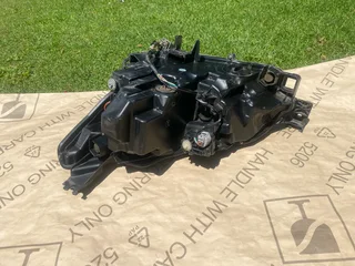 2019 MAZDA 2 XENON HEADLIGHT RIGHT SIDE FOR SALE. IN EXCELLENT CONDITION