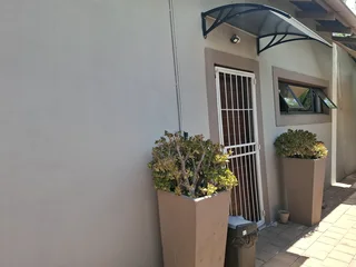 Spacious furnished bachelor flat in Dan pienaar near