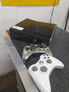 Xbox 360 console with 2 remotes 88Mar25
