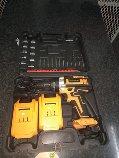 Lithium cordless drill withb2 batteries and charger 37Nov24