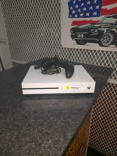 Xbox one S with control 70July25