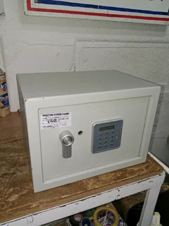 Safe with key (Keypad not working) 92Aug25