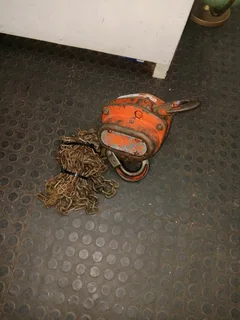 1 Ton engine hoist 109Oct25