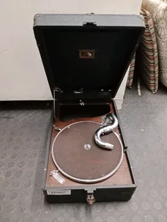 Vintage Grama phone 124Nov25