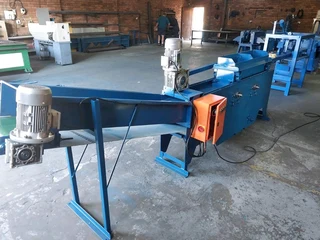 Chain feed board edger