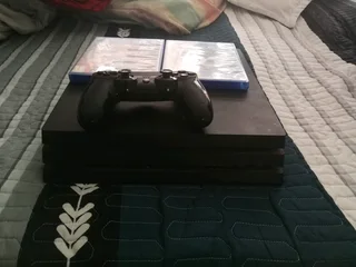 Selling my old PS4 Pro (working, but with issues).Includes two games.