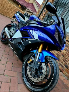 YAMAHA YZF R6 (STUNNING MACHINE)