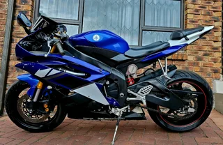 YAMAHA YZF R6 (STUNNING MACHINE)