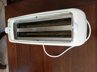 Toaster, Salton 4-slice pop-up, long slot, model ST04, 230V, 50HZ, 1300W.