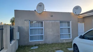 Lovely clean 2 bedroom separate entrance to rent