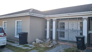 Lovely 3 bedroom to rent at 110 libra rd Surrey estate