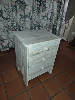 2 matching bedside tables