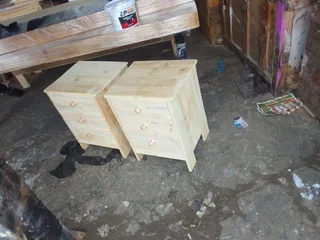 2 matching bedside tables