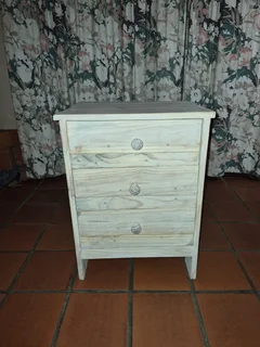 2 matching bedside tables