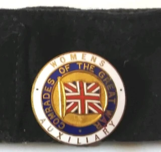 ANTIQUE WOMENS AUXILIARY WW1 COMRADES OF THE GREAT WAR BADGE AND ARMBAND