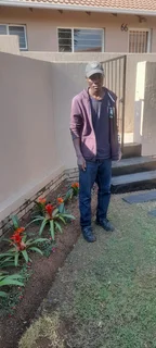 HARDWORKING GARDENER  AVAILABLE