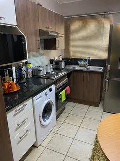 FLAT SHARING. A room in a clean 3-bedroom flat in a complex, with 24/7 Wi-Fi