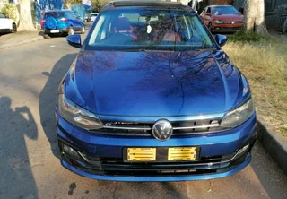 2018 VOLKSWAGEN POLO 8 TSI 1.0 MANUAL TRANSMISSION WITH SUN ROOF AND LEATHER SEATS