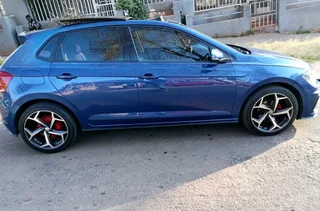 2018 VOLKSWAGEN POLO 8 TSI 1.0 MANUAL TRANSMISSION WITH SUN ROOF AND LEATHER SEATS