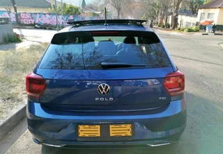 2018 VOLKSWAGEN POLO 8 TSI 1.0 MANUAL TRANSMISSION WITH SUN ROOF AND LEATHER SEATS