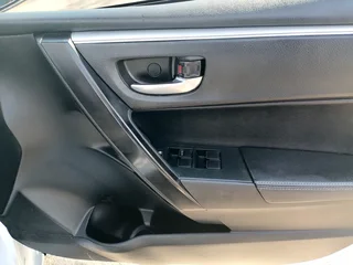 2018 TOYOTA COROLLA PRESTIGE 1.4 D4D MANUAL TRANSMISSION IN EXCELLENT CONDITION WITH REVERSE CAMERA