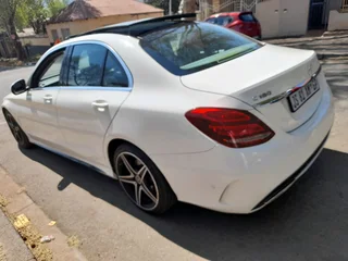 2018 MERCEDES BENZ C180 AUTOMATIC TRANSMISSION WITH SUN ROOF AND FULL SERVICE HISTORY