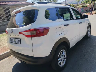 2022 RENAULT TRIBER 1.0 7 SEATER MANUAL TRANSMISSION