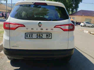 2022 RENAULT TRIBER 1.0 7 SEATER MANUAL TRANSMISSION