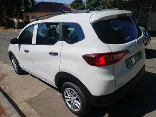 2022 RENAULT TRIBER 1.0 7 SEATER MANUAL TRANSMISSION